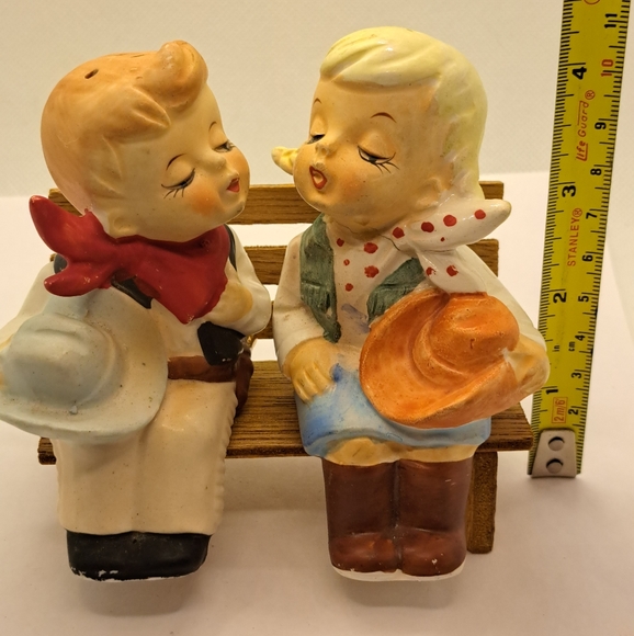 Boy and Girl Kissing Vintage Salt And pepper. - Picture 3 of 8